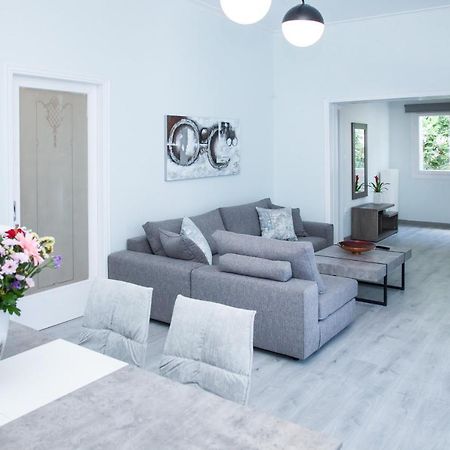 Sunny And Minimal Apt In Glyfada With 3 Bdrm Atenas Exterior foto